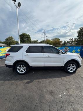 White Platinum Metallic Tri-Coat 2017 Ford Explorer Base