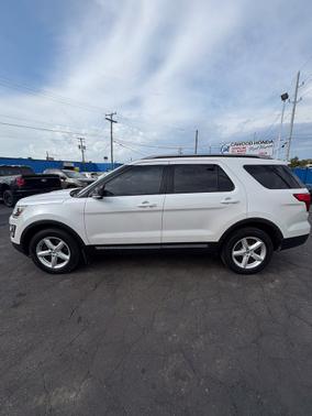 White Platinum Metallic Tri-Coat 2017 Ford Explorer Base