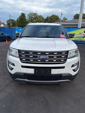 White Platinum Metallic Tri-Coat 2017 Ford Explorer Base