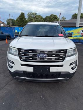 White Platinum Metallic Tri-Coat 2017 Ford Explorer Base