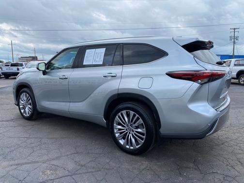 Moon Dust 2024 Toyota Highlander Platinum