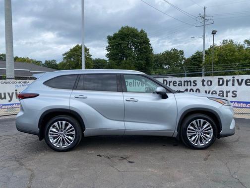 Moon Dust 2024 Toyota Highlander Platinum