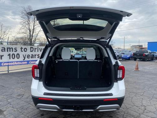 Space White Metallic 2025 Ford Explorer Platinum