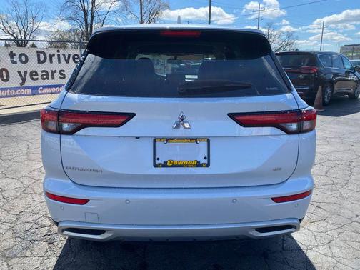 White Diamond 2024 Mitsubishi Outlander SE 2.5 S-AWC