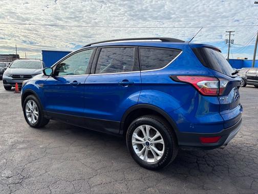 Lightning Blue Metallic 2017 Ford Escape SE