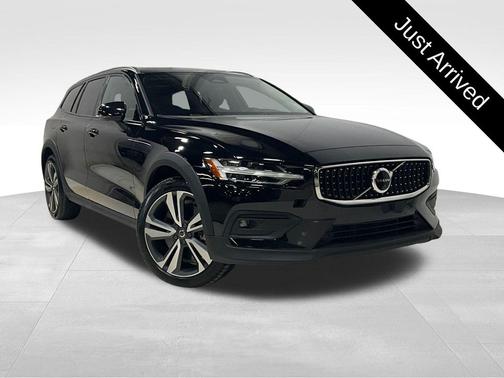 2025 Volvo V60 Cross Country Plus, B5 AWD Gas (mild hybrid)
