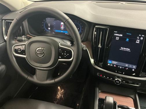 2025 Volvo V60 Cross Country Plus, B5 AWD Gas (mild hybrid)