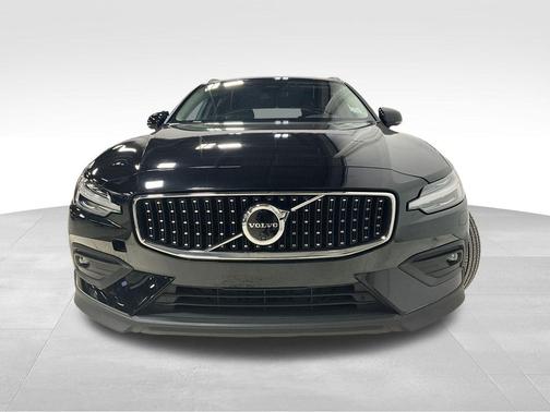 2025 Volvo V60 Cross Country Plus, B5 AWD Gas (mild hybrid)