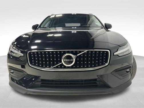 2025 Volvo V60 Cross Country Plus, B5 AWD Gas (mild hybrid)