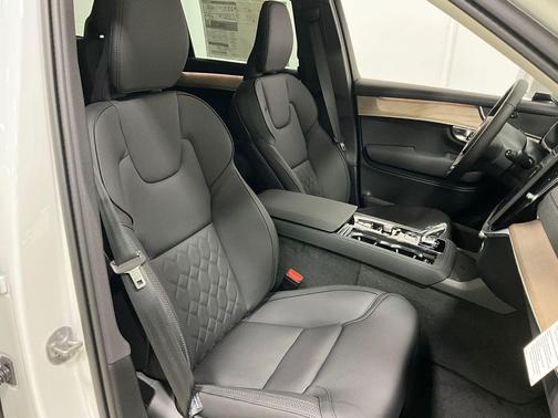 2025 Volvo XC90 B6 Core
