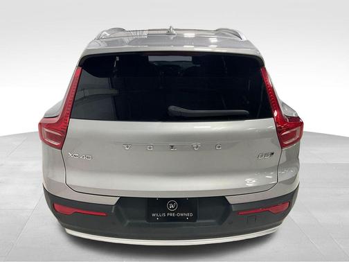 2025 Volvo XC40 B5 Plus Bright Theme