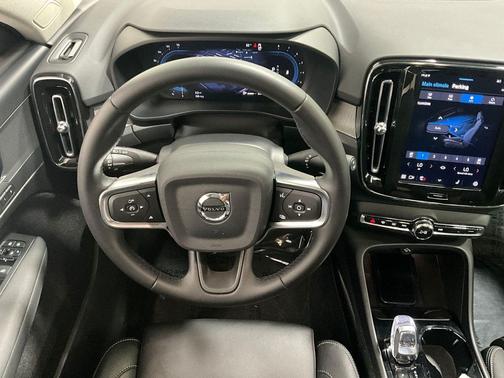 2025 Volvo XC40 B5 Plus Bright Theme