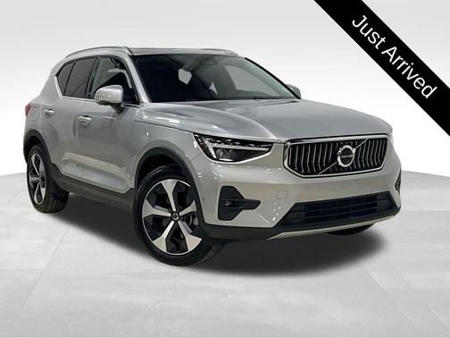2025 Volvo XC40 B5 Plus Bright Theme