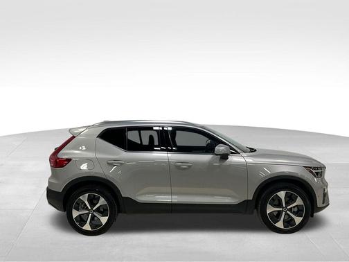2025 Volvo XC40 B5 Plus Bright Theme