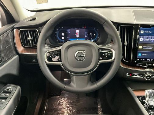 2023 Volvo XC60 B6 Ultimate Dark Theme