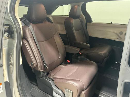 2024 Toyota Sienna Platinum 7 Passenger