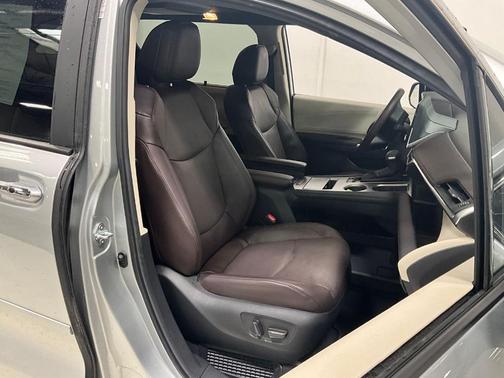 2024 Toyota Sienna Platinum 7 Passenger