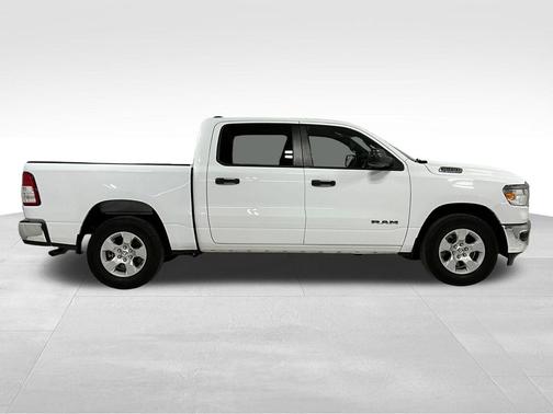 Bright White Clearcoat 2024 RAM 1500 Big Horn/Lone Star