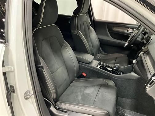 2022 Volvo XC40 T5 R-Design