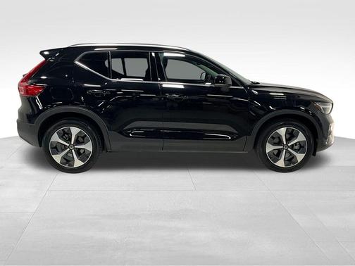 2025 Volvo XC40 B5 Plus Bright Theme