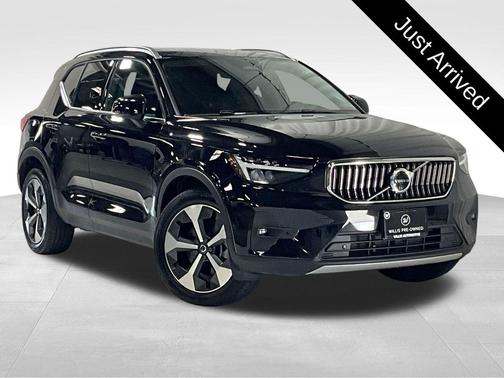 2025 Volvo XC40 B5 Plus Bright Theme