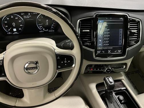 2016 Volvo XC90 T6 Momentum