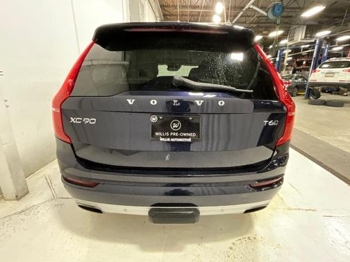 2016 Volvo XC90 T6 Momentum