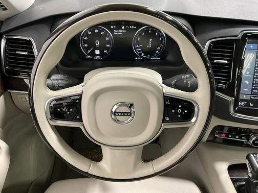 2016 Volvo XC90 T6 Momentum