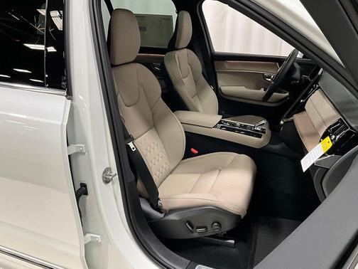 2025 Volvo XC90 B5 Core