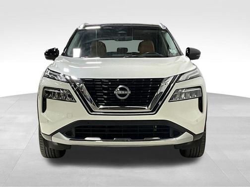 Pearl White Tricoat/Super Black 2023 Nissan Rogue Platinum