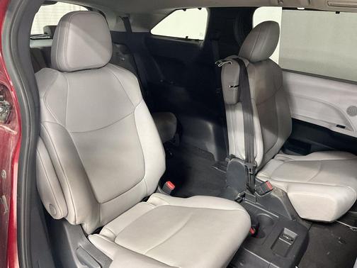 Pearl 2026 Toyota Sienna XLE