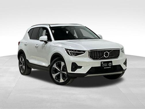 2025 Volvo XC40 B5 Plus Bright Theme