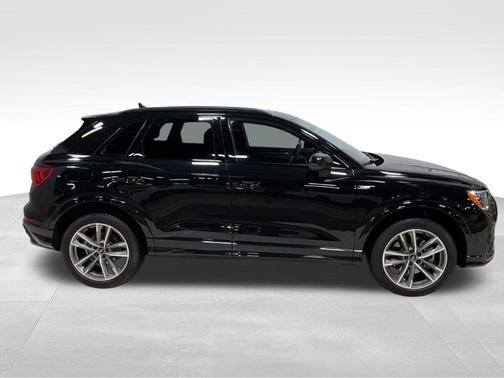 Mythos Black Metallic 2022 Audi Q3 45 S line Premium