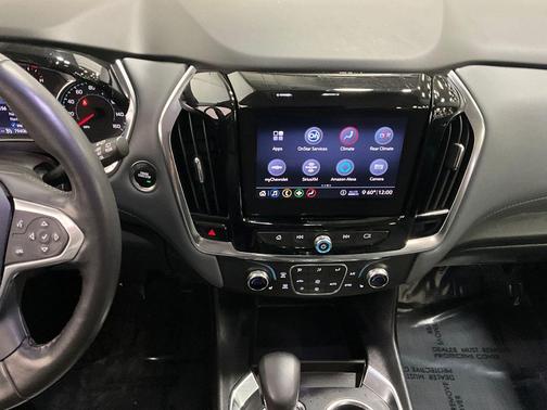 Iridescent Pearl Tricoat 2021 Chevrolet Traverse LT Leather