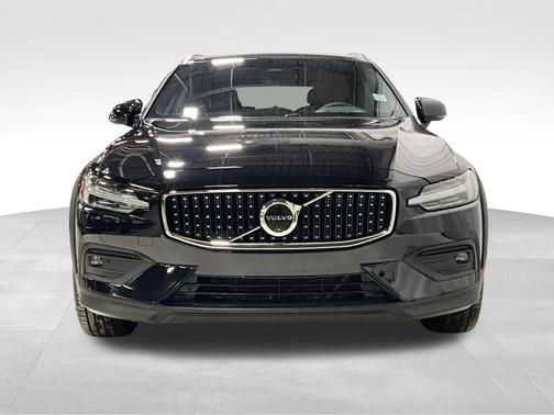 2025 Volvo V60 Cross Country Plus, B5 AWD Gas (mild hybrid)