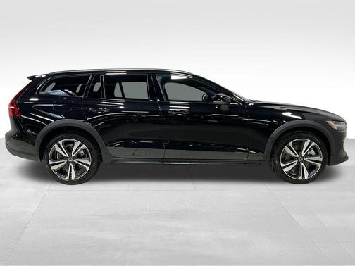2025 Volvo V60 Cross Country Plus, B5 AWD Gas (mild hybrid)