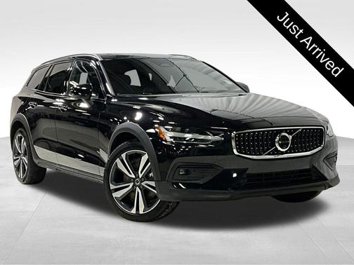 2025 Volvo V60 Cross Country Plus, B5 AWD Gas (mild hybrid)