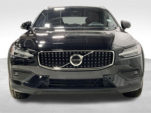 2025 Volvo V60 Cross Country Plus, B5 AWD Gas (mild hybrid)
