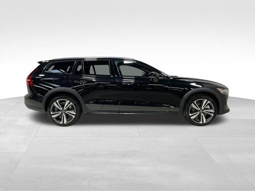 2025 Volvo V60 Cross Country Plus, B5 AWD Gas (mild hybrid)