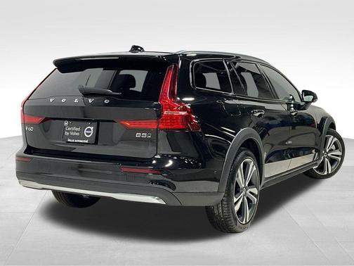 2025 Volvo V60 Cross Country Plus, B5 AWD Gas (mild hybrid)