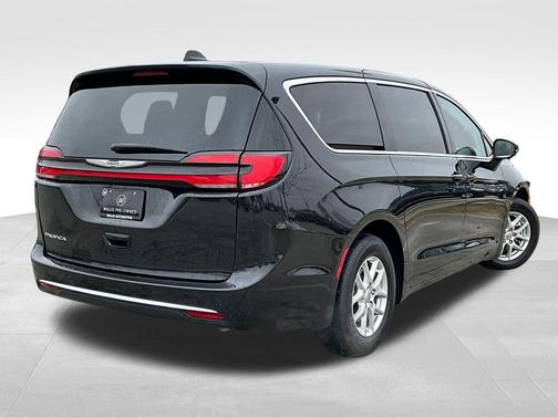 Brilliant Black Crystal Pearlcoat 2023 Chrysler Pacifica Touring L