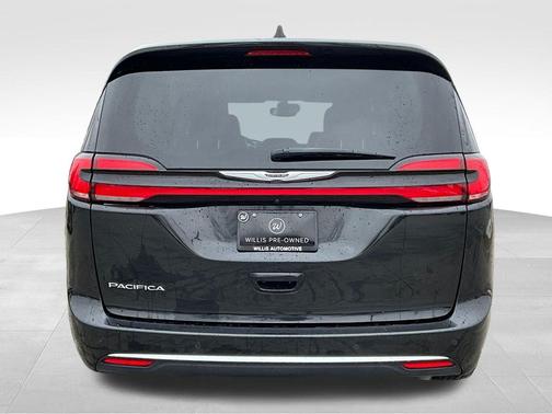 Brilliant Black Crystal Pearlcoat 2023 Chrysler Pacifica Touring L