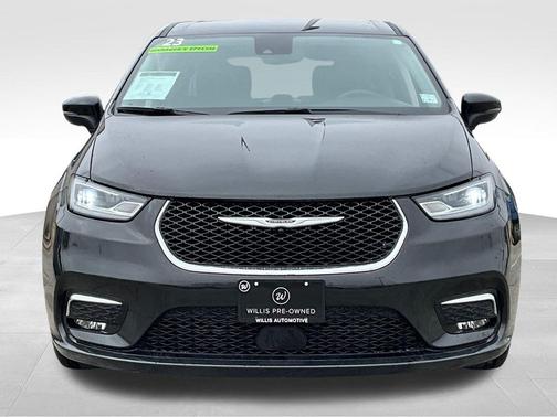 Brilliant Black Crystal Pearlcoat 2023 Chrysler Pacifica Touring L