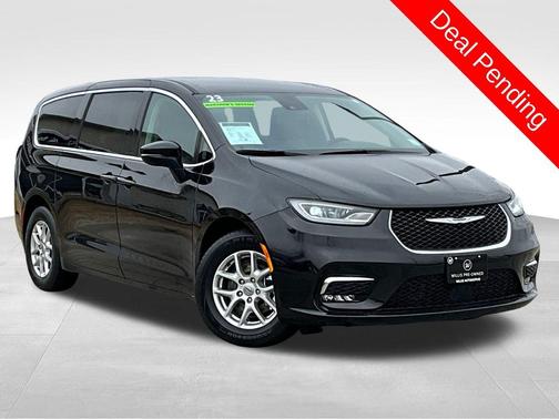 Brilliant Black Crystal Pearlcoat 2023 Chrysler Pacifica Touring L