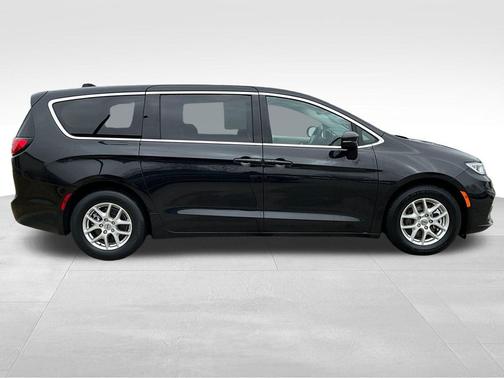 Brilliant Black Crystal Pearlcoat 2023 Chrysler Pacifica Touring L