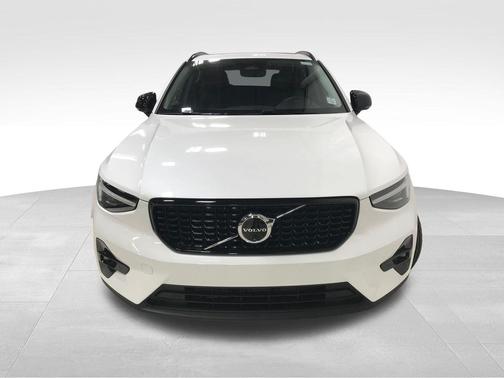 Crystal White 2026 Volvo XC40 Plus, B5 AWD Gas (mild hybrid), Dark