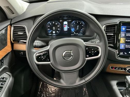 Savile Grey Metallic 2022 Volvo XC90 T6 Momentum