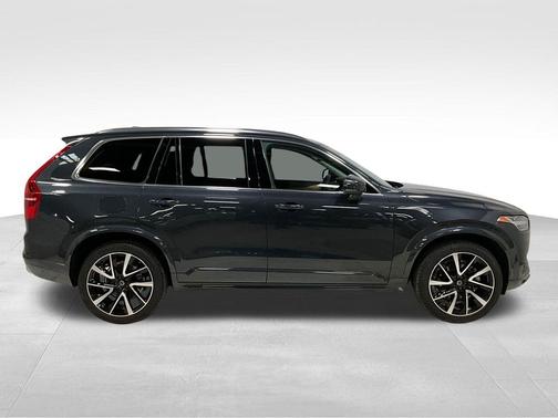 Savile Grey Metallic 2022 Volvo XC90 T6 Momentum