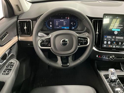 2025 Volvo XC90 B6 Core