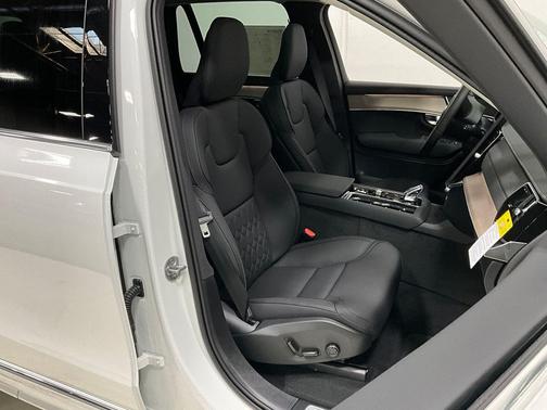 2025 Volvo XC90 B6 Core